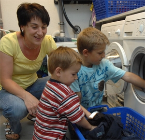 Haus- und Familienpfleger/- in Haus- und Familienpflegerin bei der Arbeit